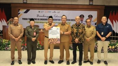 Wakil Bupati Gresik, Asluchul Alif berfoto bersama seusai pembukaan Bimbingan Teknis Purna Tugas PNS i Ruang Mandala Bhakti Praja Kantor Bupati Gresik, Jawa Timur pada Selasa (31/03/26) kemarin. Foto: dokumentasi