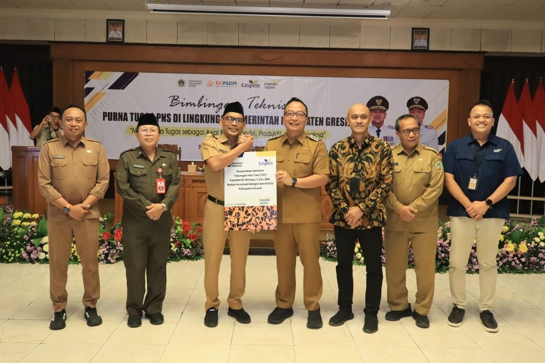 Wakil Bupati Gresik, Asluchul Alif berfoto bersama seusai pembukaan Bimbingan Teknis Purna Tugas PNS i Ruang Mandala Bhakti Praja Kantor Bupati Gresik, Jawa Timur pada Selasa (31/03/26) kemarin. Foto: dokumentasi