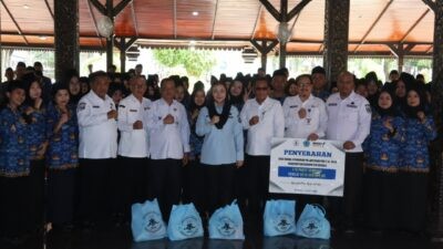 Bupati dan Wakil Bupati Brebes saat serah terima bantuan simbolis dari PNS/ASN untuk tanah bergerak di Desa Sridadi, Kecamatan Sirampog, Kabupaten Brebes. Foto: dokumentasi