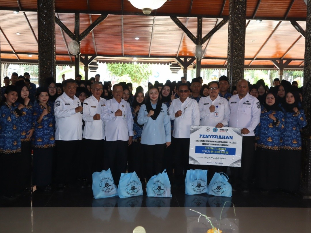 Bupati dan Wakil Bupati Brebes saat serah terima bantuan simbolis dari PNS/ASN untuk tanah bergerak di Desa Sridadi, Kecamatan Sirampog, Kabupaten Brebes. Foto: dokumentasi
