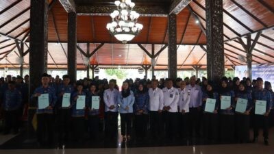 Bupati dan Wakil Bupati Brebes berfoto bersama PNS dan ASN seusai pelantikan dan pengambilan sumpah jabatan. Foto: dokumentasi