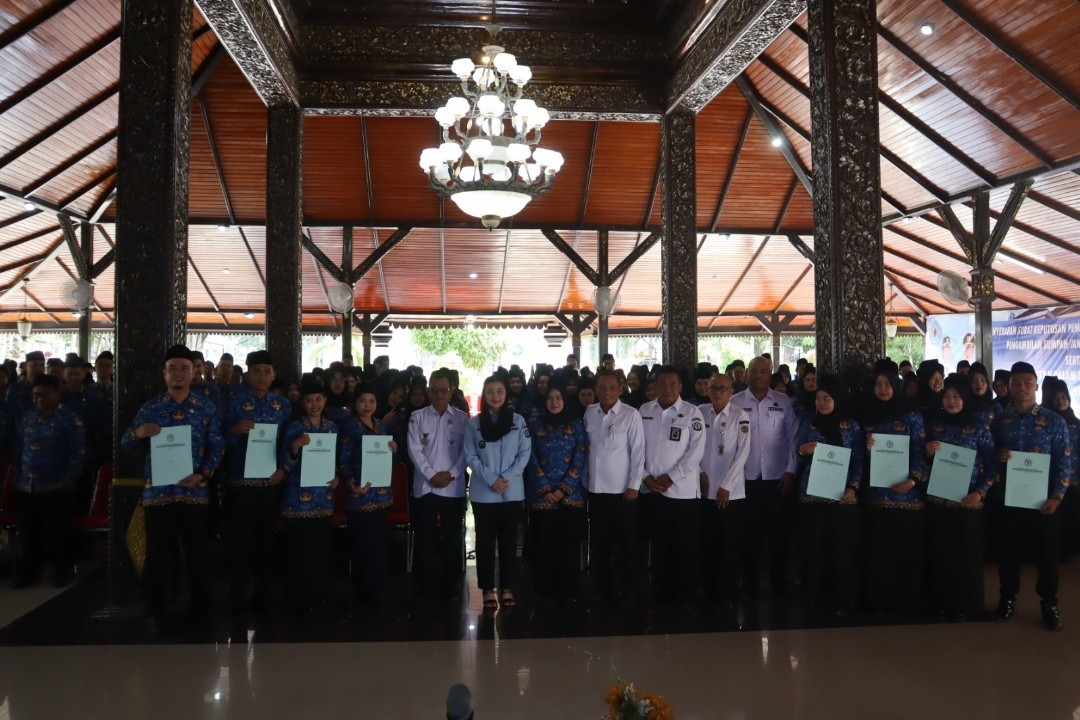 Bupati dan Wakil Bupati Brebes berfoto bersama PNS dan ASN seusai pelantikan dan pengambilan sumpah jabatan. Foto: dokumentasi