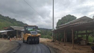 Pengerjaan akses jalan menuju Kecamatan Seko, Kabupaten Luwu Utara, Sulawesi Selatan. Foto: dokumentasi