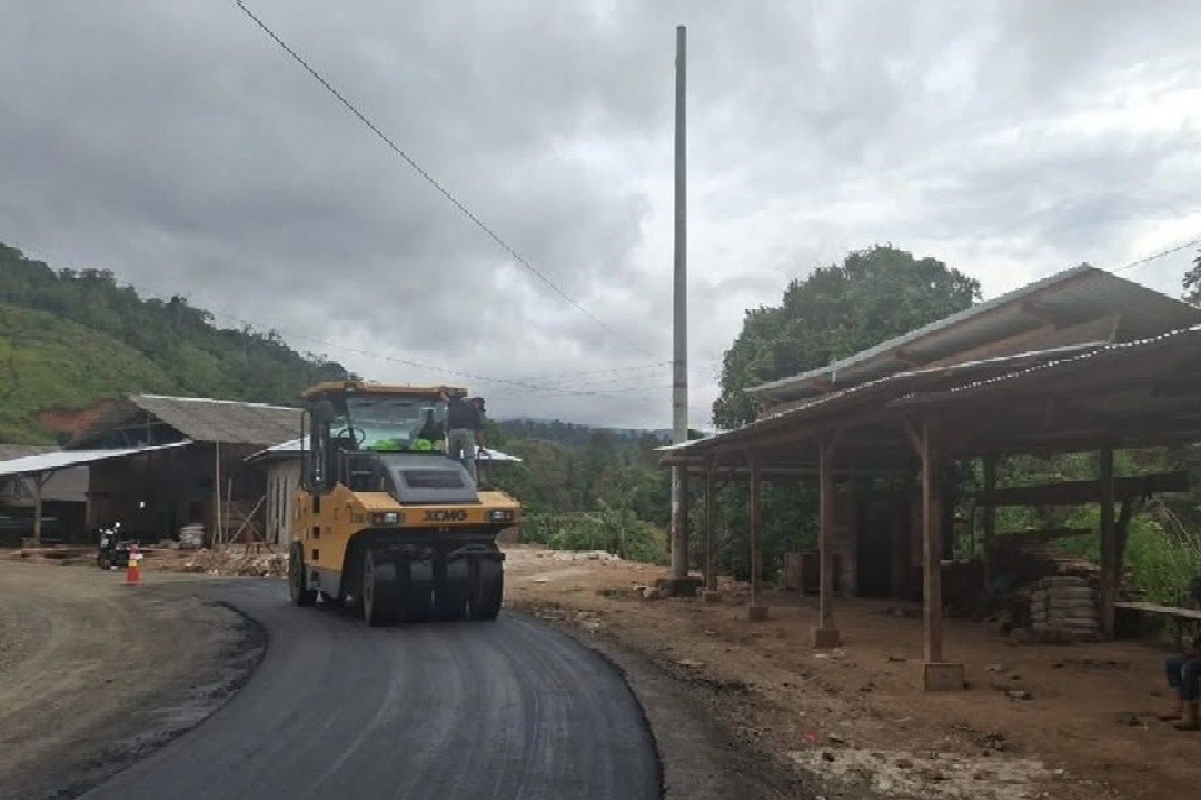 Pengerjaan akses jalan menuju Kecamatan Seko, Kabupaten Luwu Utara, Sulawesi Selatan. Foto: dokumentasi
