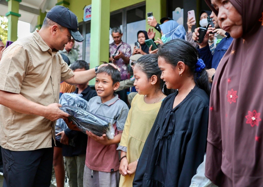 Gubernur Jawa Tengah Ahmad Luthfi saat meninjau lokasi posko pengungsian di Kecamatan Guntur Kabupaten Demak Foto: dokumentasi
