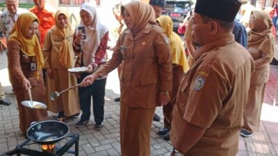 Diskoperindag Kabupaten Situbondo saat melakukan demonstrasi kompor OBB. Foto: dokumentasi