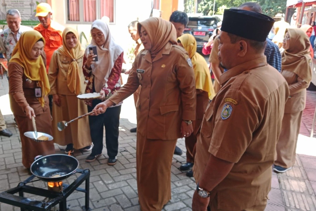 Diskoperindag Kabupaten Situbondo saat melakukan demonstrasi kompor OBB. Foto: dokumentasi