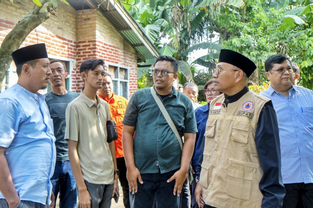 Bupati Simalungun, Anton Achmad Saragih beserta rombongan saat meninjau lokasi bencana angin puting beliung di Nagori Karang Anyar dan Nagori Silau Bayu, Kecamatan Gunung Maligas, Kabupaten Simalungun, Sumatra Utara. Foto: dokumentasi