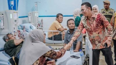 Wakil Wali Kota Medan H. Zakiyuddin Harahap saat menjenguk pasien disela kegiatan Peringatan Hari Ginjal Sedunia yang digelar di Instalasi Hemodialisa RSUD Dr. Pirngadi Medan, Sabtu (4/4/2026). Foto: dokumentasi