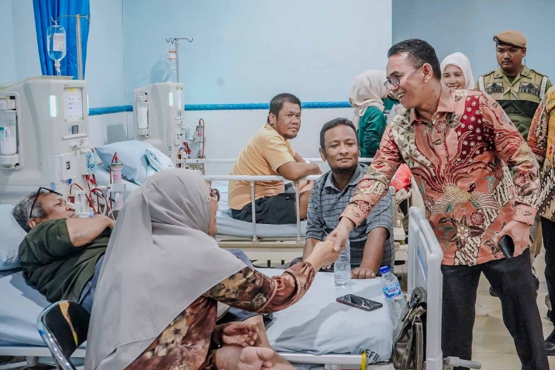 Wakil Wali Kota Medan H. Zakiyuddin Harahap saat menjenguk pasien disela kegiatan Peringatan Hari Ginjal Sedunia yang digelar di Instalasi Hemodialisa RSUD Dr. Pirngadi Medan, Sabtu (4/4/2026). Foto: dokumentasi