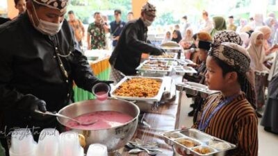 Wali Kota Malang Wahyu Hidayat saat meninjau pelaksanaan program MBG Sistem Prasmanan di Madrasah Ibtidaiah Negeri (MIN) 2 Kota Malang, Jawa Timur. Foto: dokumentasi