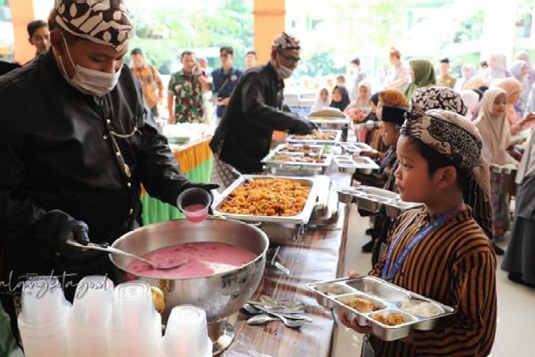 Wali Kota Malang Wahyu Hidayat saat meninjau pelaksanaan program MBG Sistem Prasmanan di Madrasah Ibtidaiah Negeri (MIN) 2 Kota Malang, Jawa Timur. Foto: dokumentasi