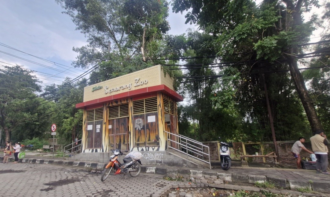 Halte BRT Trans Semarang di depan pintu masuk ke Semarang Zoo. Foto: istimewa