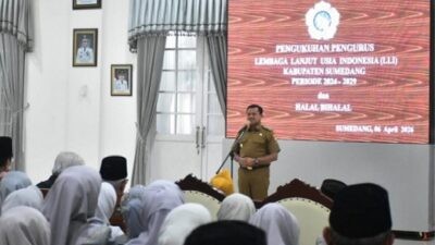 Bupati Sumedang Dony Ahmad Munir saat menghadiri Halal Bihalal dan pelantikan Pengurus Lembaga Lansia Indonesia (LLI) Kabupaten Sumedang di Gedung Negara Sumedang, Jawa Barat, Senin (6/4/2026). Foto: dokumentasi