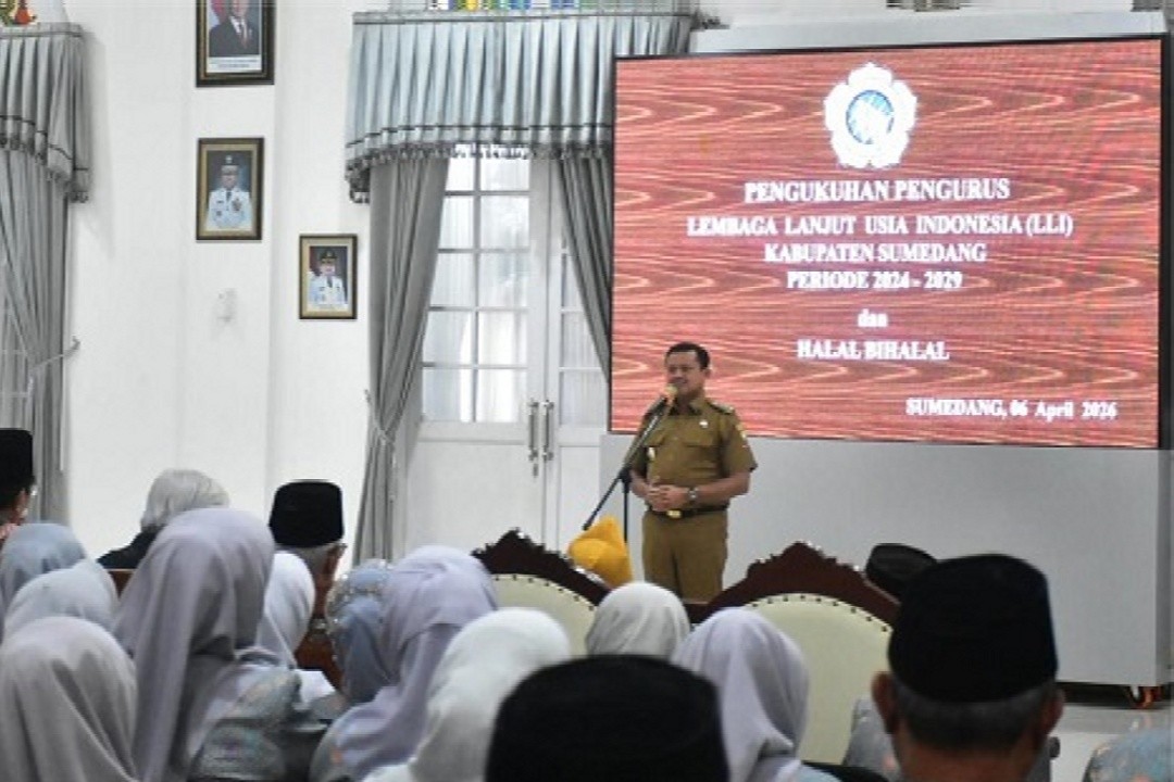 Bupati Sumedang Dony Ahmad Munir saat menghadiri Halal Bihalal dan pelantikan Pengurus Lembaga Lansia Indonesia (LLI) Kabupaten Sumedang di Gedung Negara Sumedang, Jawa Barat, Senin (6/4/2026). Foto: dokumentasi