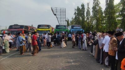 Ratusan santri Lirboyo asal Kendal saat akan kembali ke pesantren dengan bus gratis dari Pemkab Kendal. Foto: istimewa