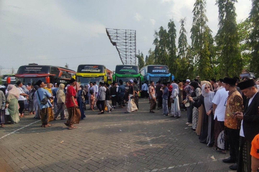 Ratusan santri Lirboyo asal Kendal saat akan kembali ke pesantren dengan bus gratis dari Pemkab Kendal. Foto: istimewa
