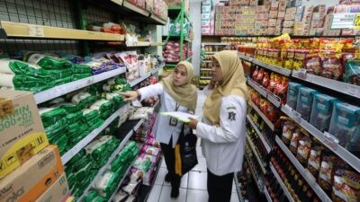 Petugas Dinkopumdag Kota Surabaya saat mengecek sejumlah harga produk UMKM. Foto: dokumentasi