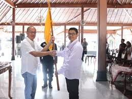 Serah terima pataka Karang Taruna Kabupaten Banyumas masa bakti 2026–2031 sebagai simbolis peresmian pengurus, pada hari Minggu (19/4/2026) di Pendopo Sipanji, Kabupaten Banyumas. Foto: dokumentasi