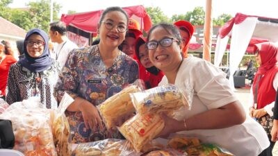 Wali Kota Semarang, Agustina Wilujeng Pramestuti sambangi stan di kegiatan Gerakan Pangan Murah (GPM) Serentak yang dipusatkan di Kantor Kecamatan Semarang Barat dan pasar pangan murah 'Pak Rahman' di Kecamatan Mijen. (dok Pemkot Semarang)