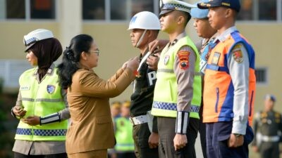 Wali Kota Semarang, Agustina Wilujeng Pramestuti saat menghadiri Apel Gelar Pasukan Operasi Kepolisian Terpusat “Ketupat Candi Tahun 2026” di Lapangan Pratisarawirya Polrestabes Semarang. (dok Pemkot Semarang)