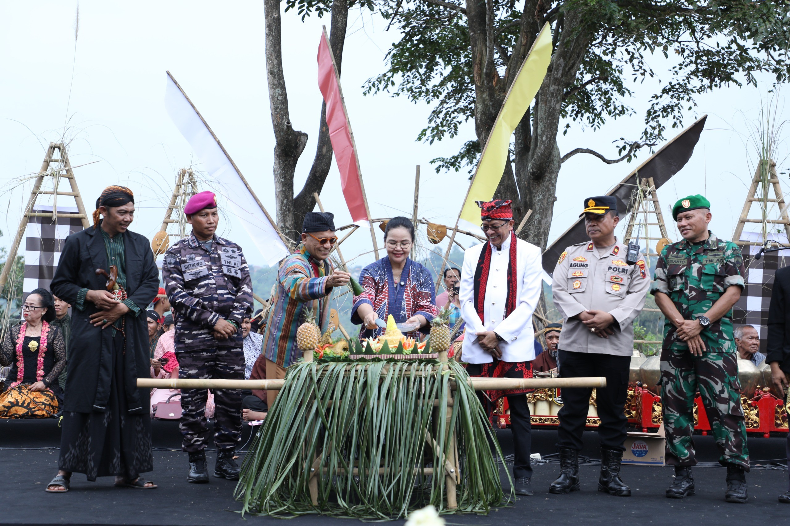 Wali Kota Semarang, Agustina Wilujeng Pramestuti saat menghadiri Mahakarya Goa Kreo dan Sesaji Rewanda di kawasan Gunungpati. (dok Pemkot Semarang)