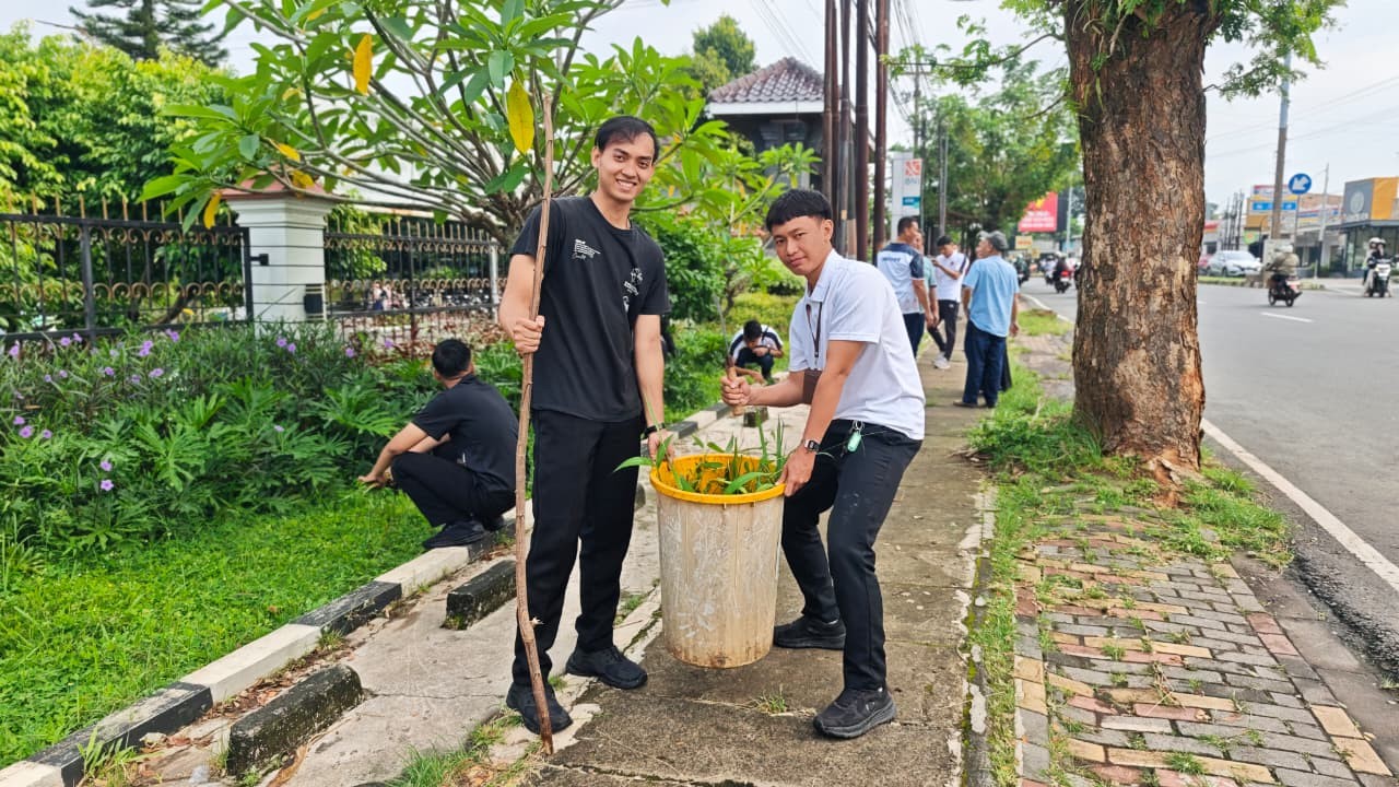Peringati Hari Bakti Pemasyarakatan ke-62, Lembaga Pemasyarakatan (Lapas) Kelas I Semarang menggelar kegiatan bersih lingkungan di area dalam hingga luar lapas. (dok Lapas Semarang)