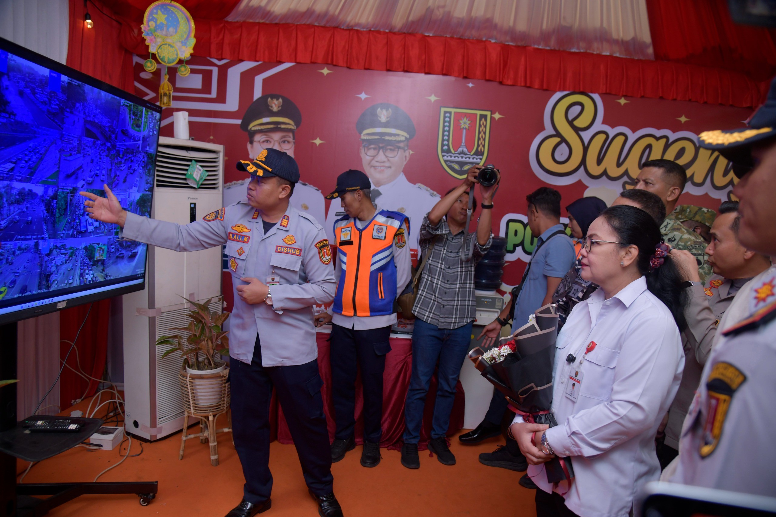 Wali Kota Semarang, Agustina Wilujeng lakukan pemantauan langsung ke sejumlah posko pelayanan mudik. (dok Pemkot Semarang)