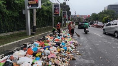 Pemkot Semarang gerak cepat dalam menanggapi laporan masyarakat terkait tumpahan sampah yang berceceran di sekitar Jalan Sultan Agung. (dok Pemkot Semarang)