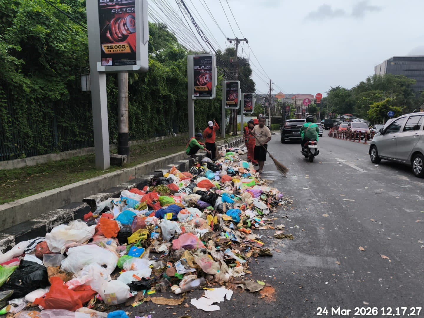 Pemkot Semarang gerak cepat dalam menanggapi laporan masyarakat terkait tumpahan sampah yang berceceran di sekitar Jalan Sultan Agung. (dok Pemkot Semarang)