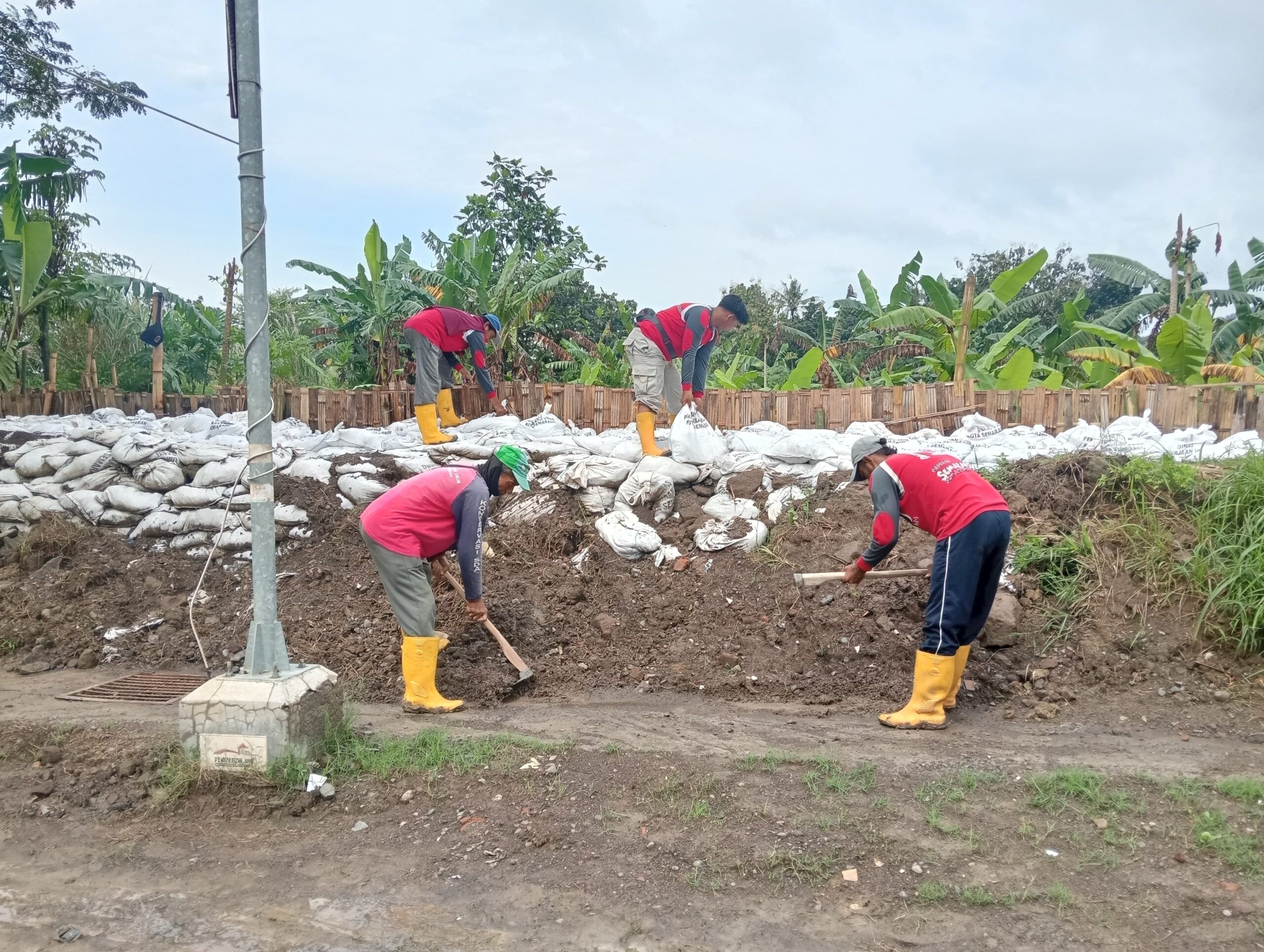 Pemkot Semarang gerak cepat dalam memperkuat tanggul di sepanjang Kali Babon, Kecamatan Tembalang. (dok Pemkot Semarang)