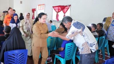 Wali Kota Semarang, Agustina Wilujeng Pramestuti hadiri penyerahan langsung bantuan paket sembako kepada warga terdampak bencana angin puting beliung di Kelurahan Gedawang, Kecamatan Banyumanik. (dok Pemkot Semarang)