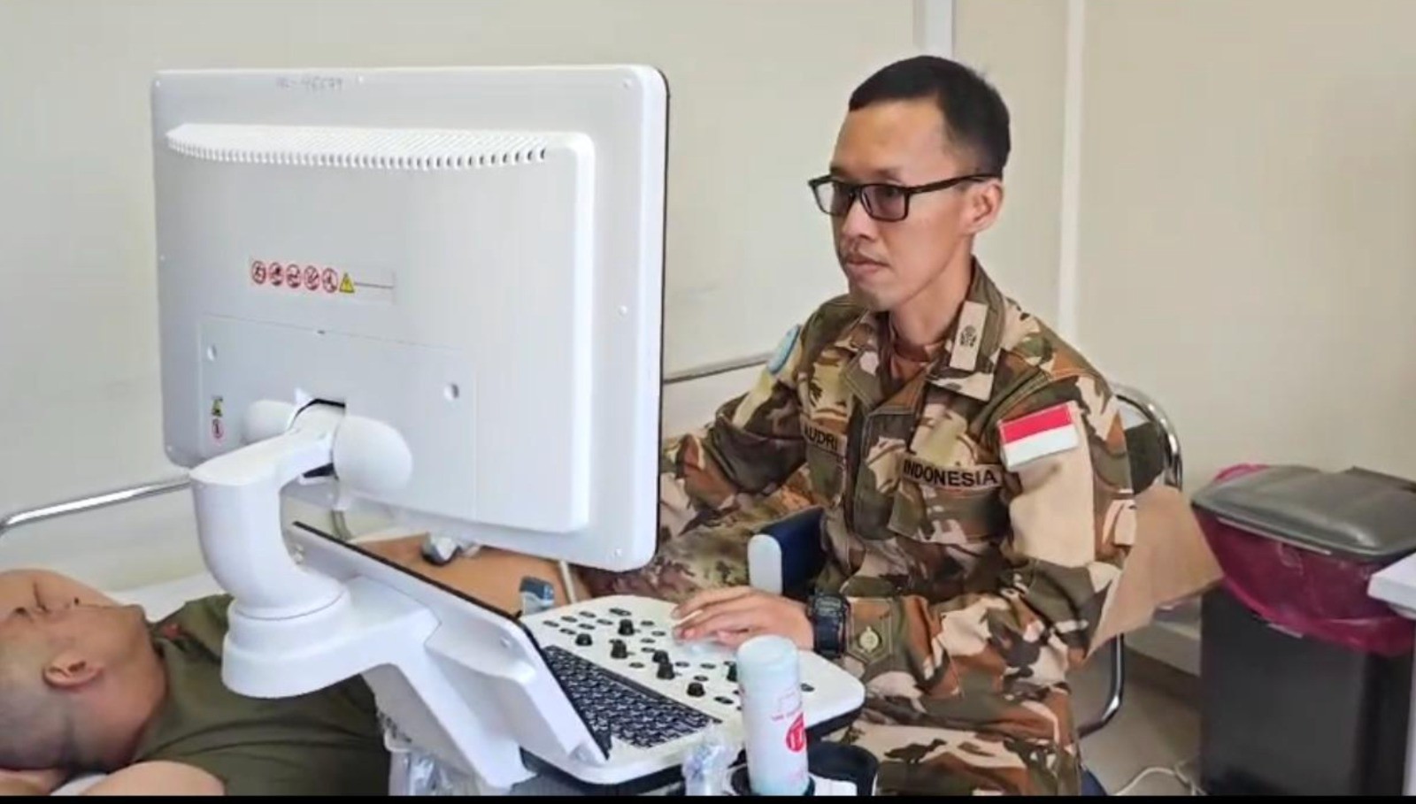 dr. Audrianto, Sp.Rad., alumnus Spesialis Radiologi FK Undip, menjalankan peran krusial sebagai radiolog sekaligus Dansatgas misi PBB di Lebanon. (dok Undip)