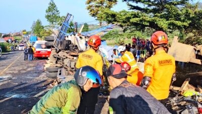Evakuasi truk oleng di Wonosobo. (dok Basarnas Semarang)