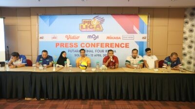 Panpel dan perwakilan tim Proliga, berfoto bersama usai acara konferensi pers. (dok Proliga)