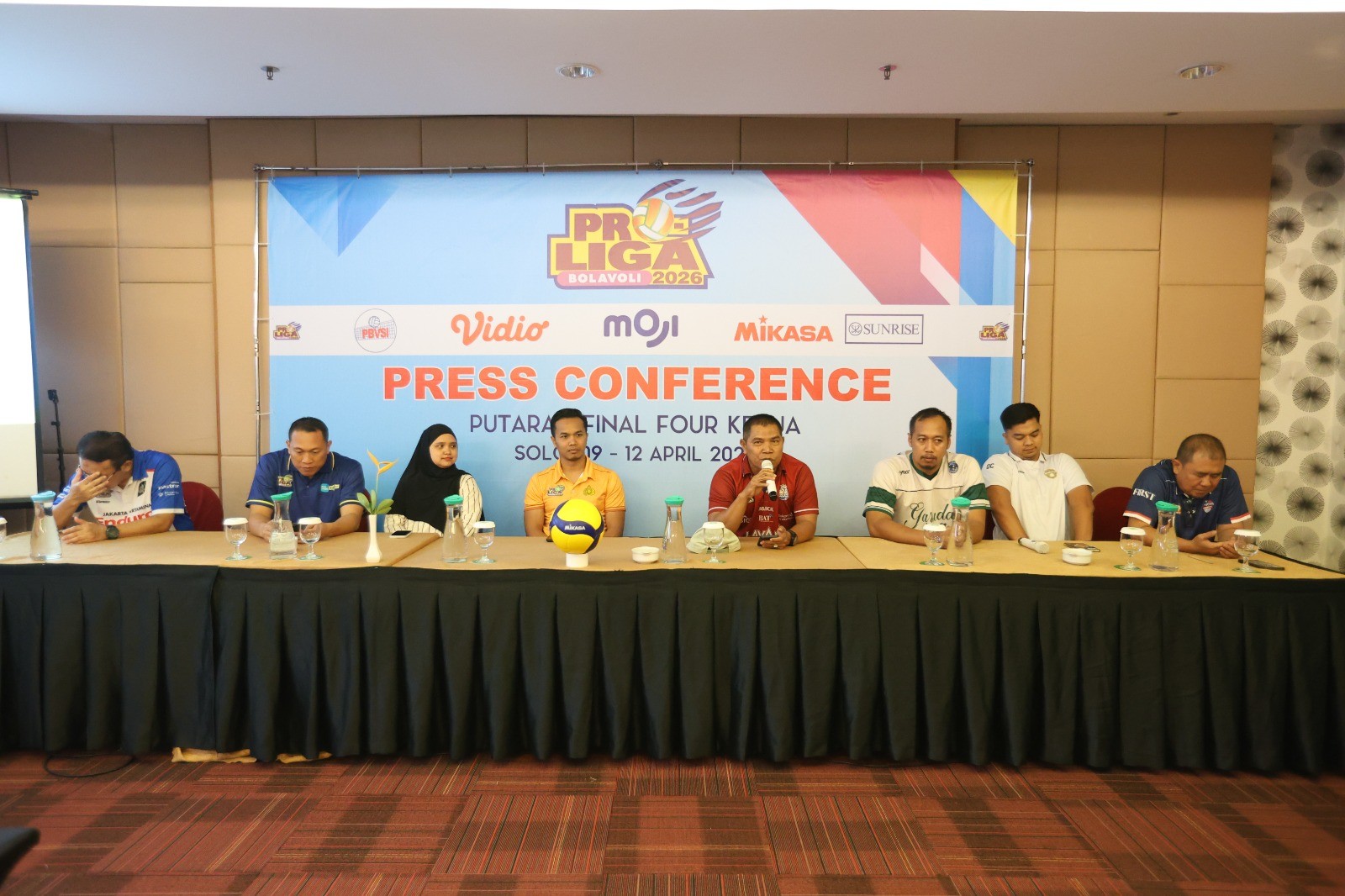 Panpel dan perwakilan tim Proliga, berfoto bersama usai acara konferensi pers. (dok Proliga)