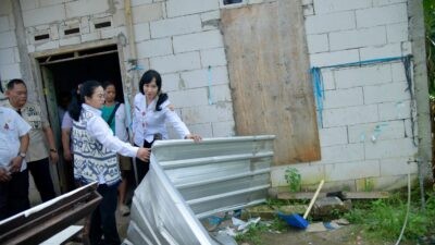 Wali Kota Semarang, Agustina Wilujeng Pramestuti tinjai rumah warga yang terdampak bencana angin puting beliung di RT 5 RW 3 Kelurahan Gedawang, Kecamatan Banyumanik. (dok Pemkot Semarang)