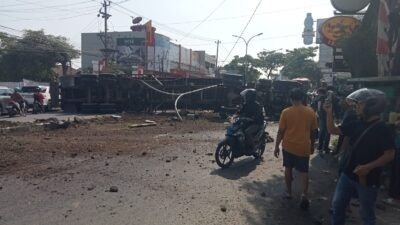 Kecelakaan truk di turunan Silayur Semarang. (dok Istimewa)
