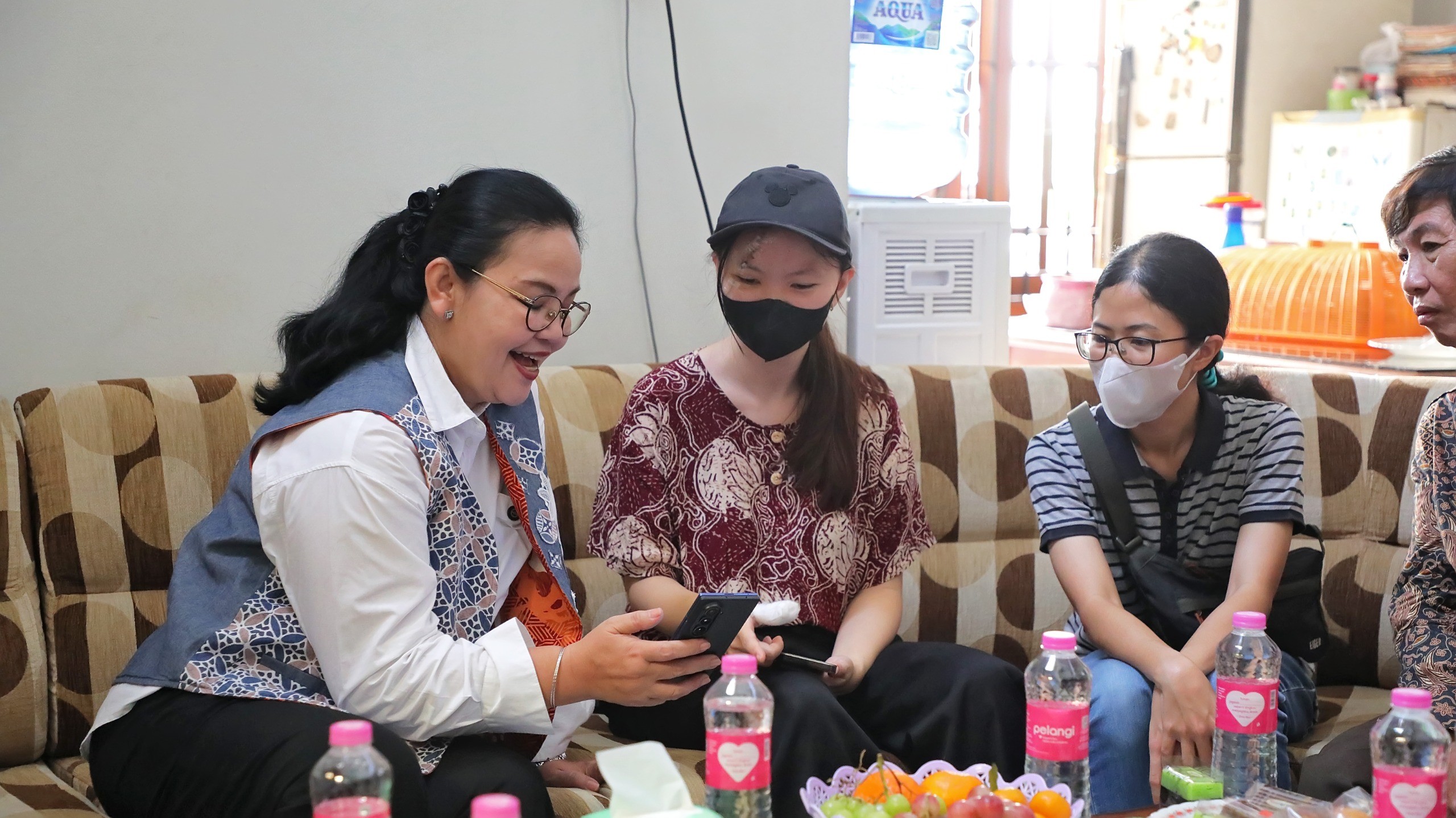 Wali Kota Semarang, Agustina Wilujeng Pramestuti sambangi korban begal Halmahera. (dok Pemkot Semarang)