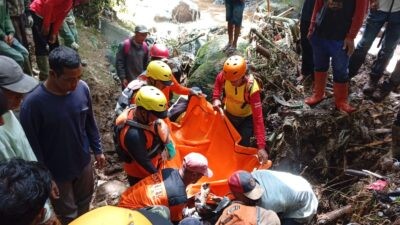 Basarnas evakuasi korban hanyut di Sungai Bogowonto Wonosobo. (dok Basarnas)