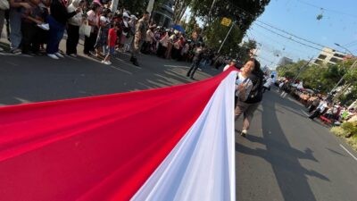 Merah Putih Sepanjang 100 Meter Terbentang di Karnaval Paskah Kota Semarang. (dok Pemkot Semarang)