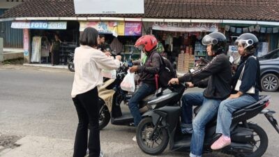 PT Pegadaian Kantor Wilayah XI Semarang bagikan makanan cepat saji lewat program Mengetuk Pintu Langit. (dok Pegadaian)