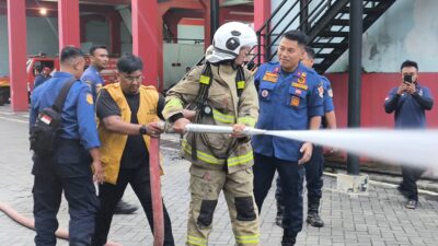 Pelaku okder foktif Damkar jalani sanksi edukatif berupa penanganan kebakaran. (dok Alan Henry)