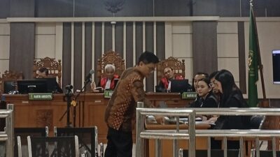 Babay Farid Wazdi saat menghadiri sidang yang digelar di Pengadilan Negeri Semarang. (dok Istimewa)