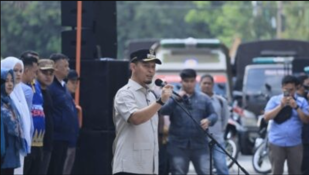 Wali Kota Agung saat memberikan arahan di Kantor Satpol PP Pekanbaru, Riau. Foto: dokumentasi