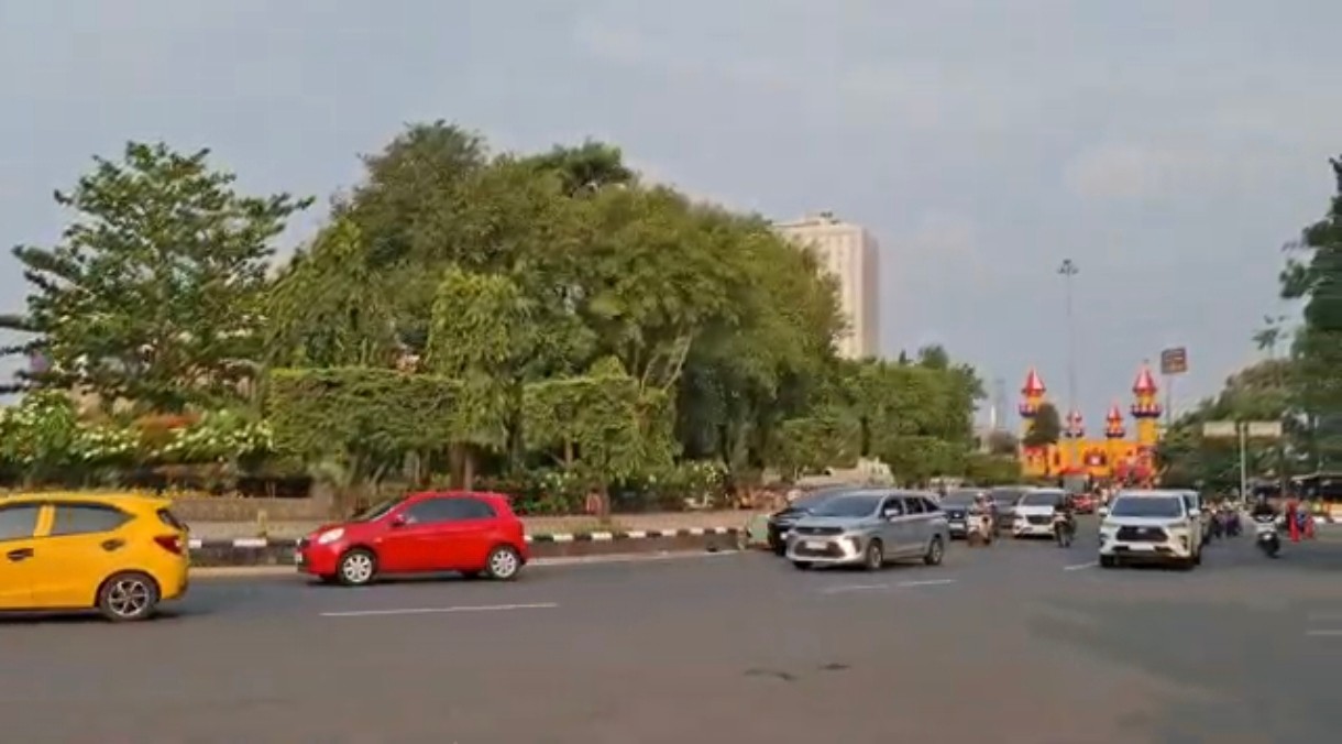Suasana kepadatan kendaraan di Kawasan Simpang Lima Kota Semarang pada Mudik Lebaran 2026. (dok Istimewa)
