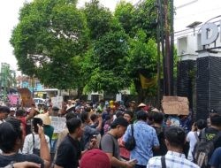 Pupuk Subsidi Terbatas, Petani Hutan Sosial Demo Dispertan Pati