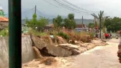 Tanggul Sungai Plumbon Kembali Jebol, Banjir Rendam Permukiman Mangkang Kulon