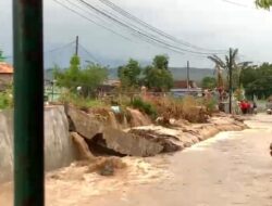 Tanggul Sungai Plumbon Kembali Jebol, Banjir Rendam Permukiman Mangkang Kulon