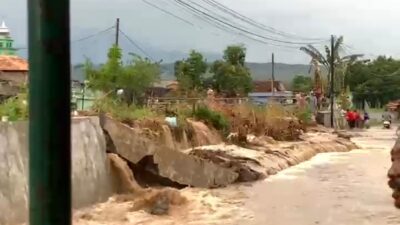 Tanggil Sungai Plumbon jebol di wilayah Pemukiman Mangkang Kulon. (dok Istimewa)